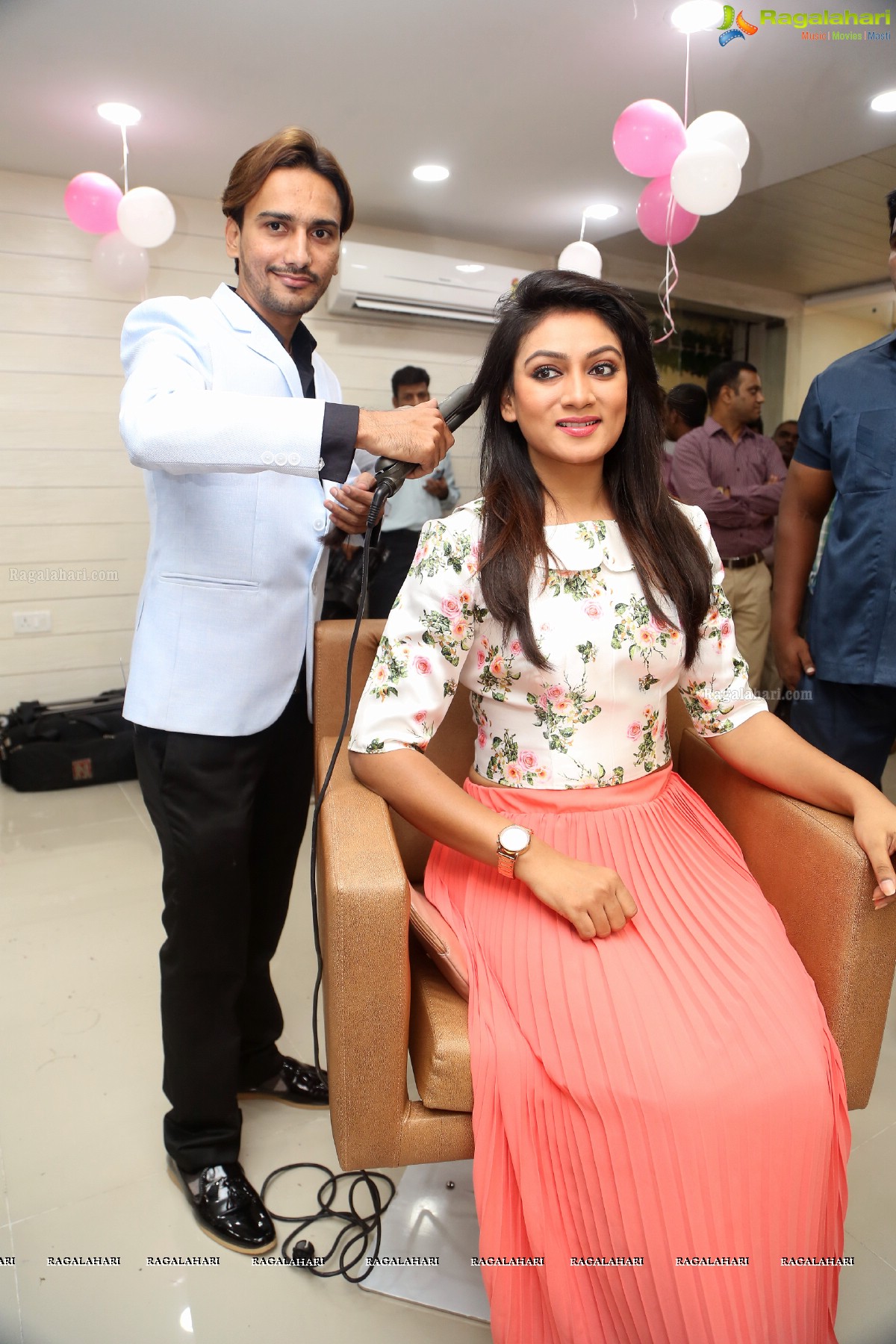 Tejaswi Madivada launches Anoo's Franchise Salon at Madhapur, Hyderabad