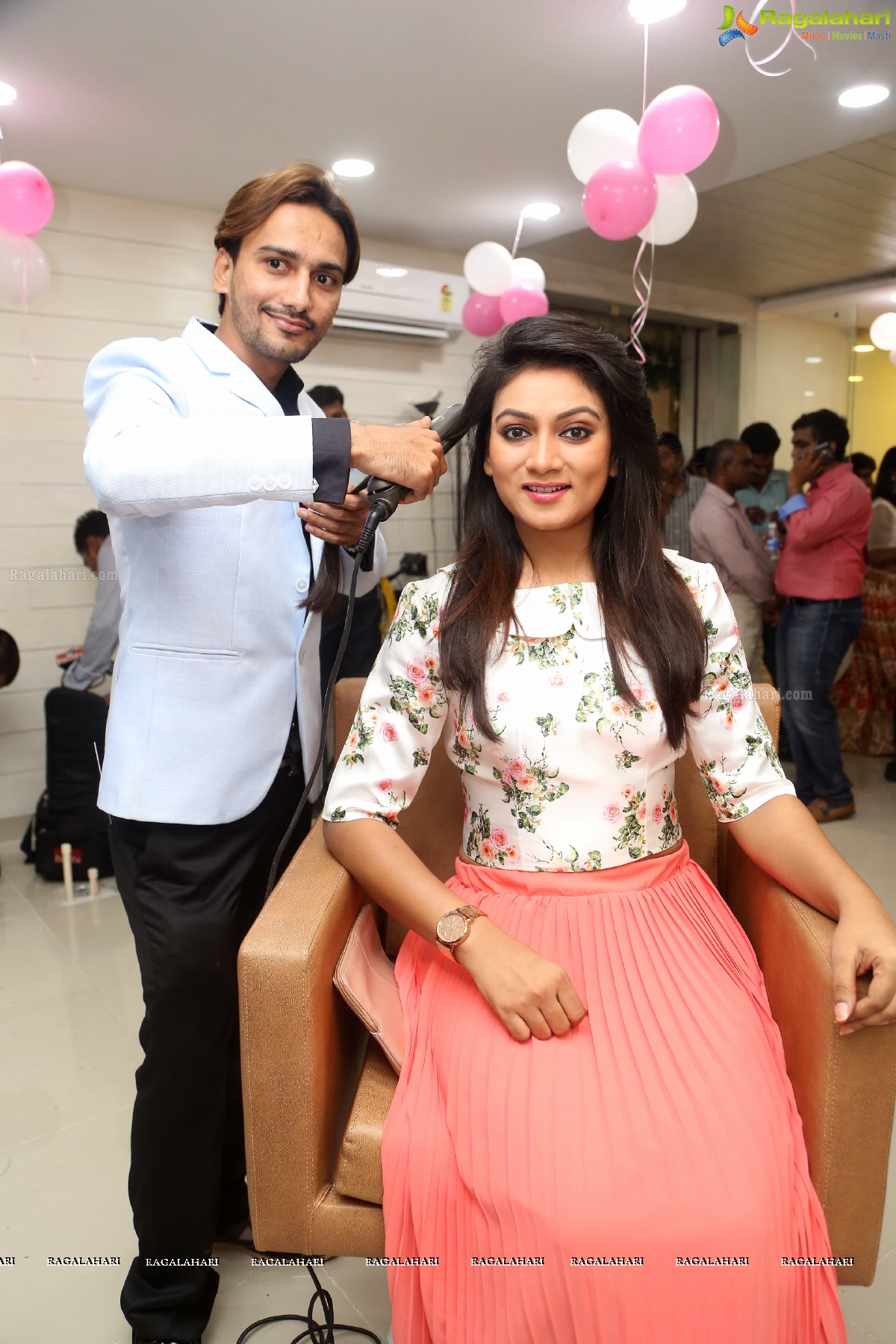Tejaswi Madivada launches Anoo's Franchise Salon at Madhapur, Hyderabad
