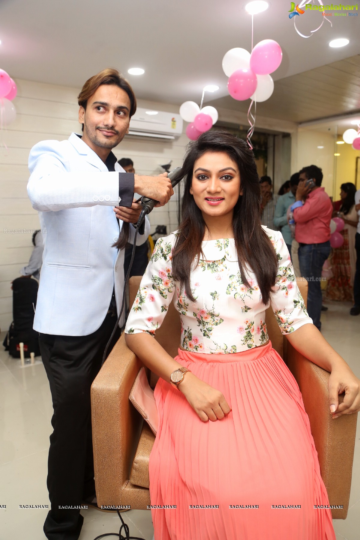 Tejaswi Madivada launches Anoo's Franchise Salon at Madhapur, Hyderabad