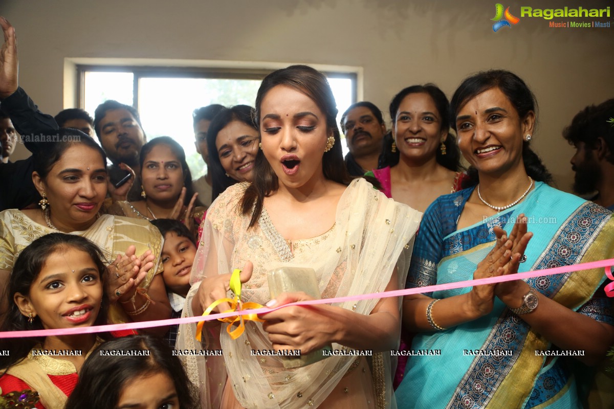 Tejaswi Madivada launches Anoo's Franchise Salon at Madhapur, Hyderabad