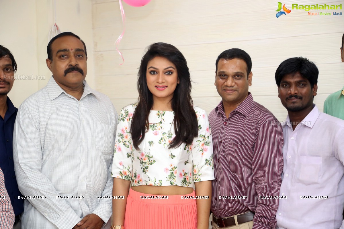 Tejaswi Madivada launches Anoo's Franchise Salon at Madhapur, Hyderabad