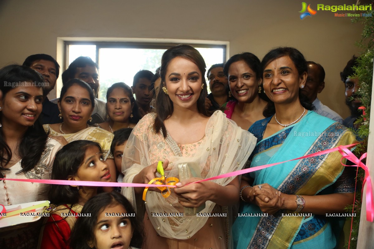 Tejaswi Madivada launches Anoo's Franchise Salon at Madhapur, Hyderabad