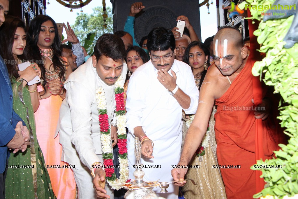 Sri Sri Sri Tridandi Srimannarayana Ramanuja Chinna Jeeyar Swamiji inaugurates Kancheepuram Varamahalakshmi Silks, Hyderabad