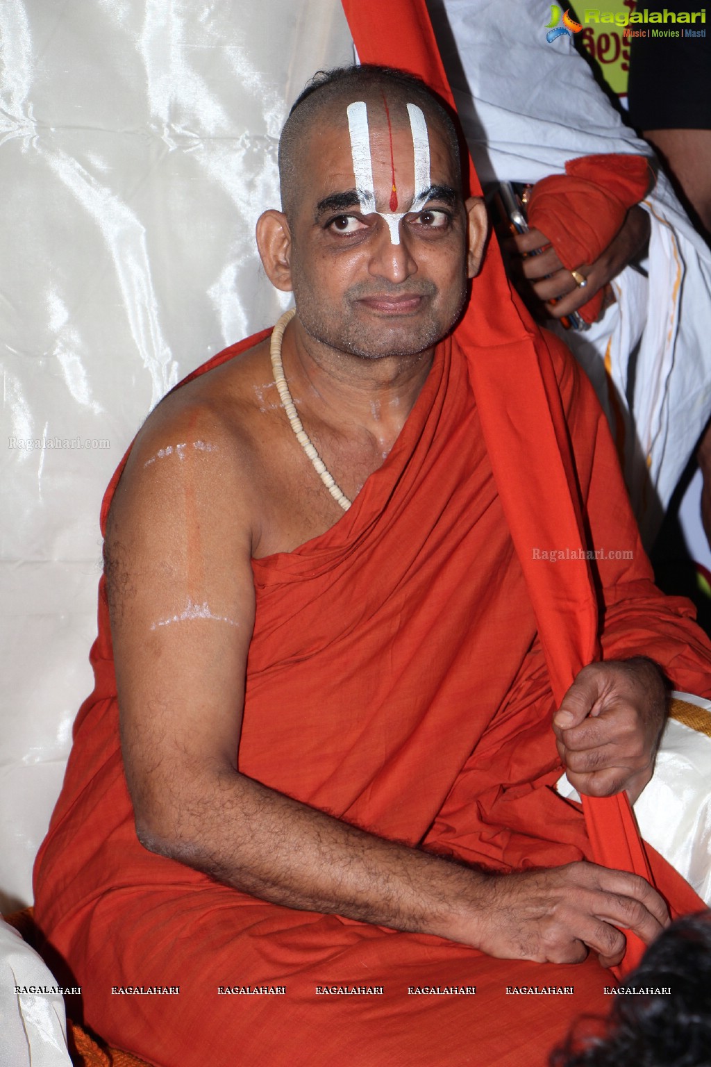 Sri Sri Sri Tridandi Srimannarayana Ramanuja Chinna Jeeyar Swamiji inaugurates Kancheepuram Varamahalakshmi Silks, Hyderabad