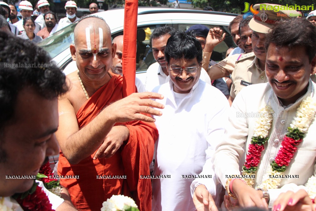 Sri Sri Sri Tridandi Srimannarayana Ramanuja Chinna Jeeyar Swamiji inaugurates Kancheepuram Varamahalakshmi Silks, Hyderabad