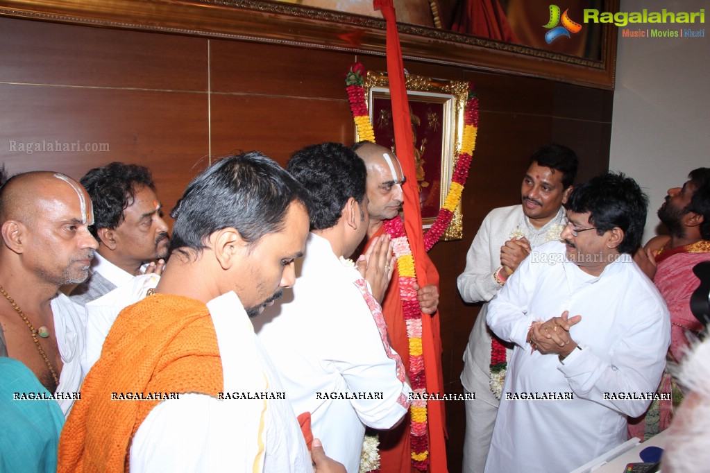 Sri Sri Sri Tridandi Srimannarayana Ramanuja Chinna Jeeyar Swamiji inaugurates Kancheepuram Varamahalakshmi Silks, Hyderabad