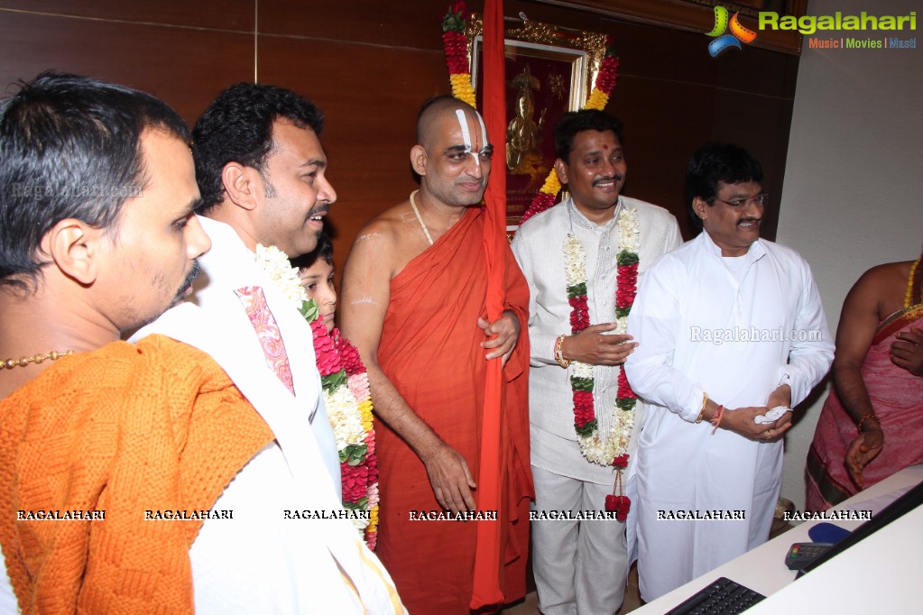 Sri Sri Sri Tridandi Srimannarayana Ramanuja Chinna Jeeyar Swamiji inaugurates Kancheepuram Varamahalakshmi Silks, Hyderabad