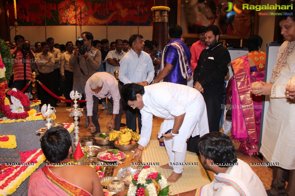 Sri Sri Sri Tridandi Srimannarayana Ramanuja Chinna Jeeyar Swamiji inaugurates Kancheepuram Varamahalakshmi Silks, Hyderabad