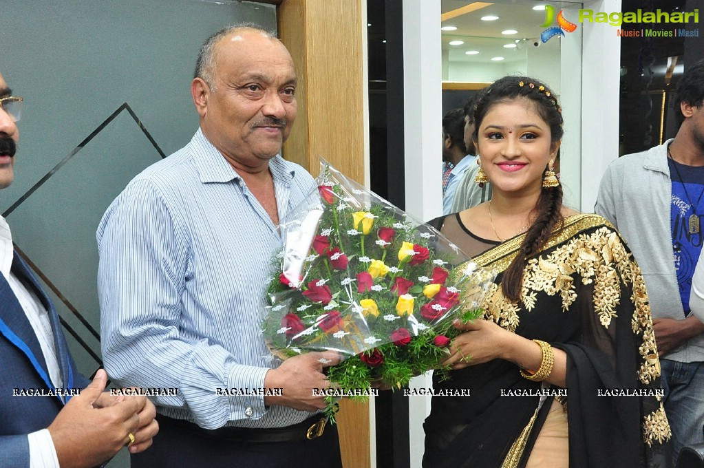 Priya Anduluri inaugurates Naturals Lounge Salon at Somajiguda, Hyderabad