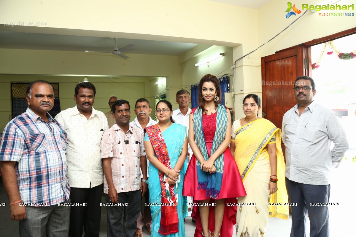 Miss Planet India Rashmi Thakur inaugurates Pochampally IKAT Art Mela 2016