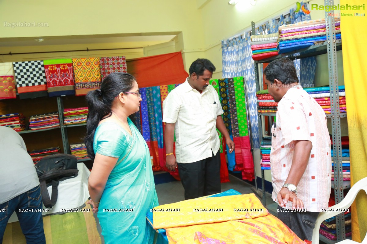 Miss Planet India Rashmi Thakur inaugurates Pochampally IKAT Art Mela 2016