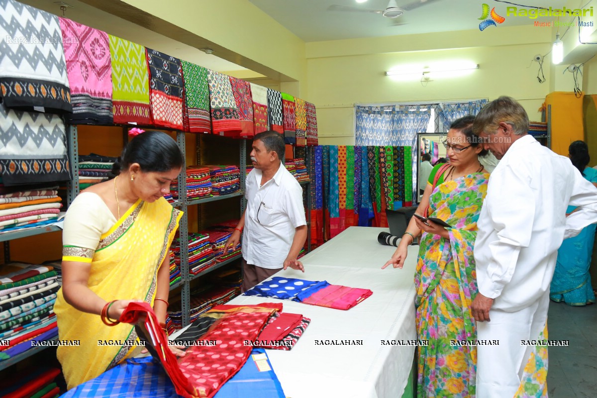 Miss Planet India Rashmi Thakur inaugurates Pochampally IKAT Art Mela 2016