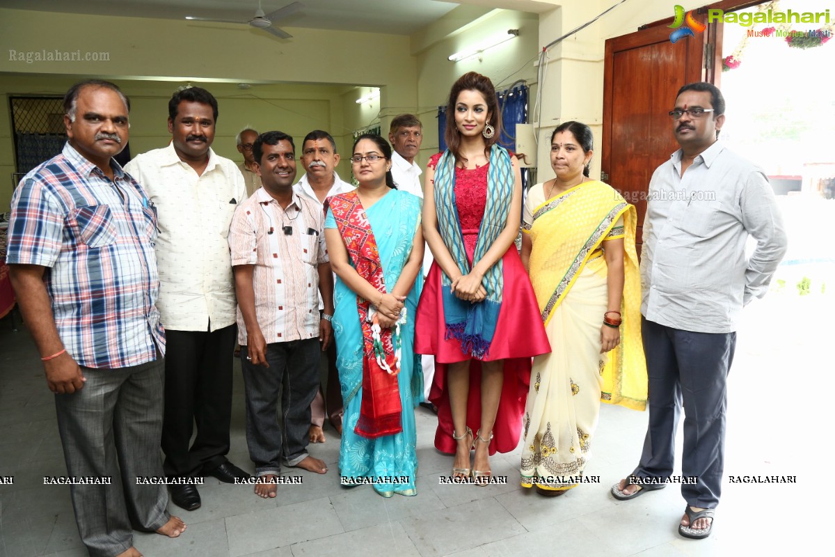 Miss Planet India Rashmi Thakur inaugurates Pochampally IKAT Art Mela 2016