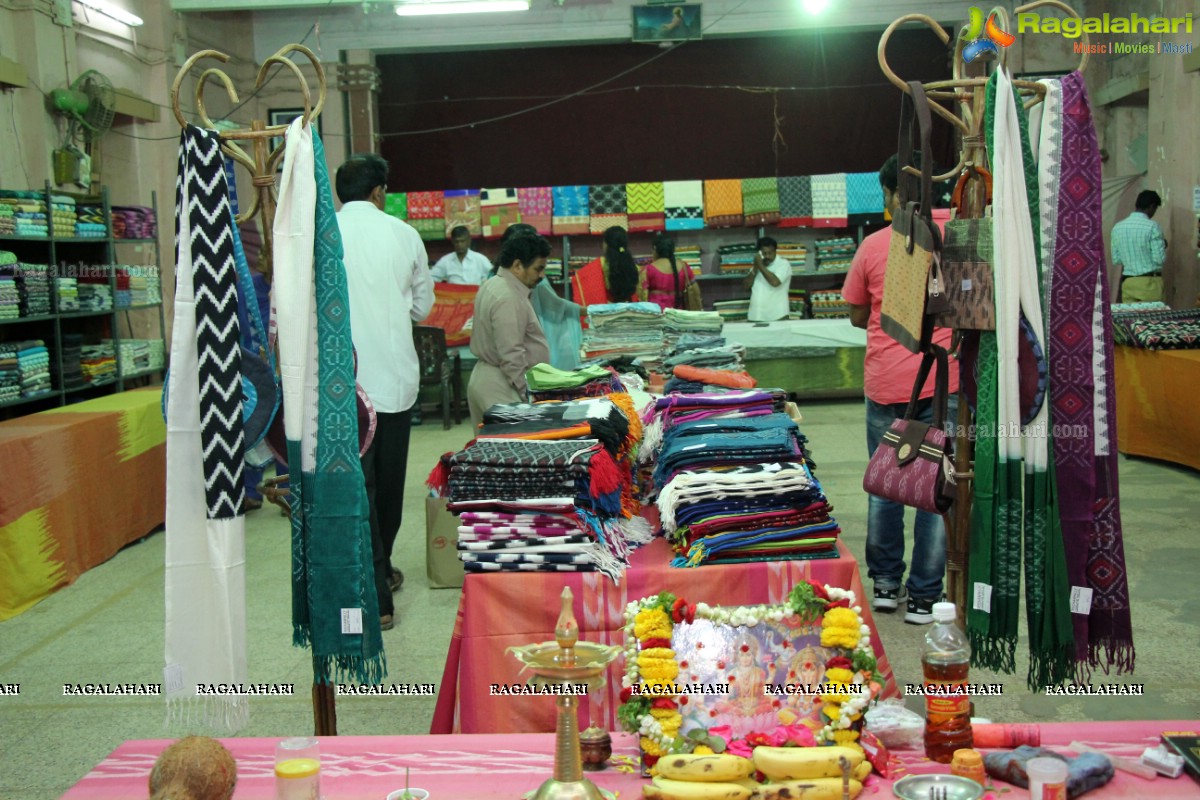 Anchal Singh inaugurates Pochampally IKAT Art Mela, Hyderabad