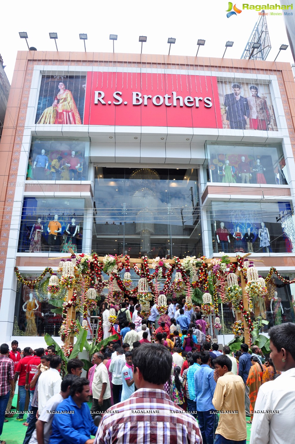 Raashi Khanna inaugurates R.S Brothers at Kothapet, Hyderabad