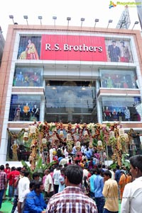 RS Brothers Raashi Khanna