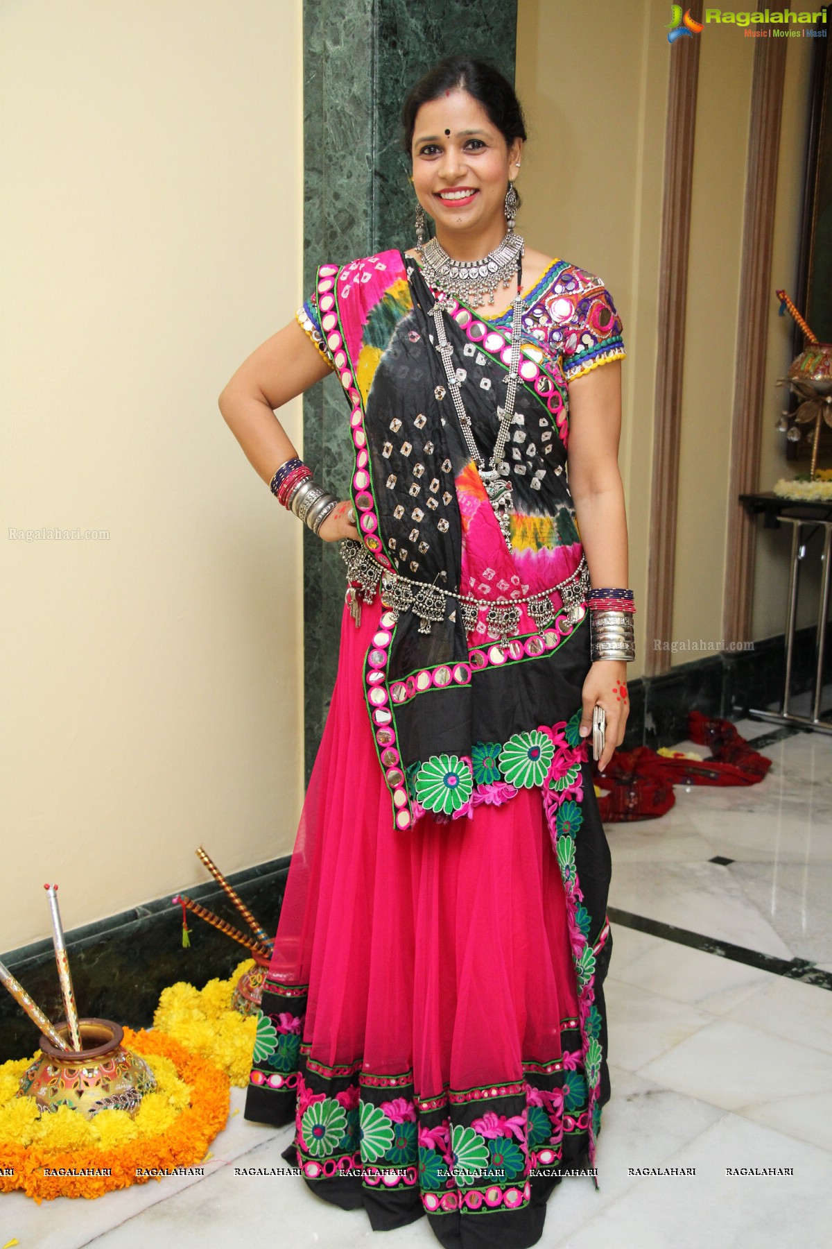 Sanskruti Ladies Club Dandiya Raas 2016 at Hydermahal