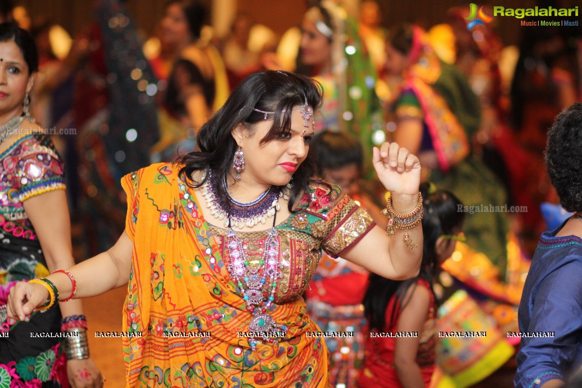 Sanskruti Ladies Club Dandiya Raas 2016 at Hydermahal