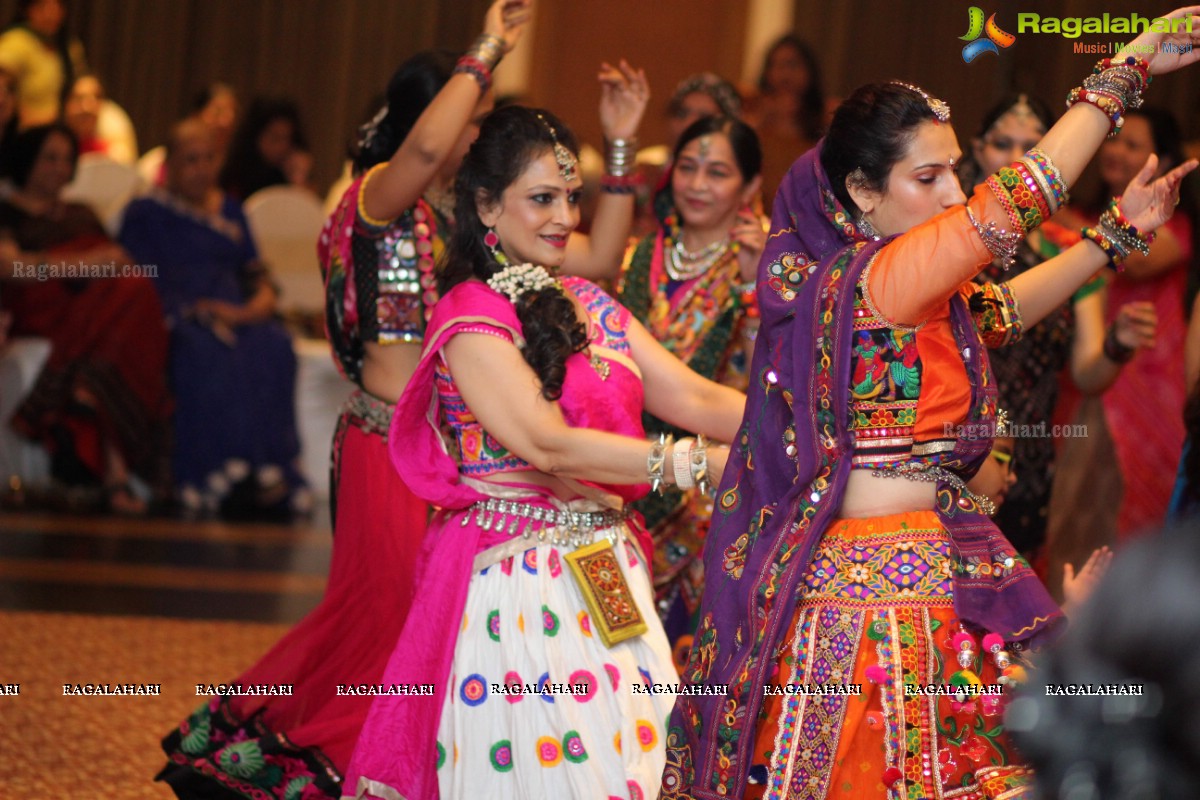 Sanskruti Ladies Club Dandiya Raas 2016 at Hydermahal