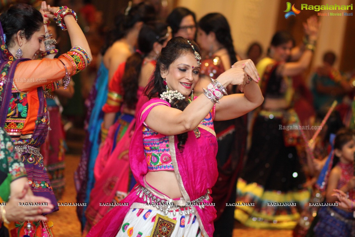 Sanskruti Ladies Club Dandiya Raas 2016 at Hydermahal