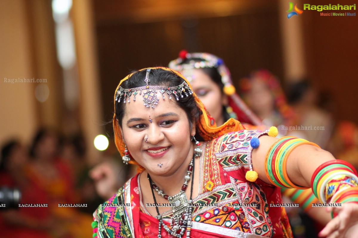 Sanskruti Ladies Club Dandiya Raas 2016 at Hydermahal