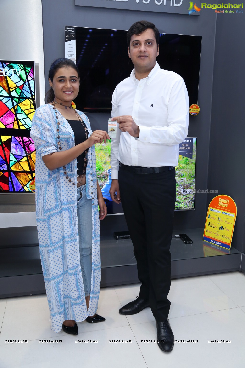 Shalini Pandey announces Bajaj Electronics Gold Hungama Lucky Winners at Forum Sujana Mall