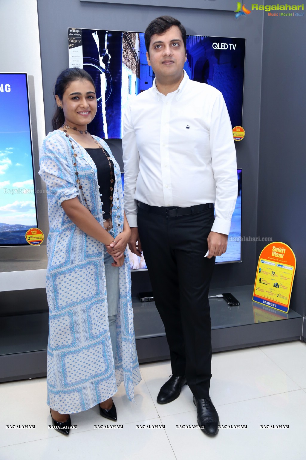 Shalini Pandey announces Bajaj Electronics Gold Hungama Lucky Winners at Forum Sujana Mall