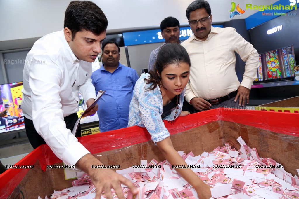 Shalini Pandey announces Bajaj Electronics Gold Hungama Lucky Winners at Forum Sujana Mall