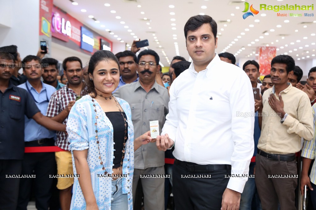 Shalini Pandey announces Bajaj Electronics Gold Hungama Lucky Winners at Forum Sujana Mall