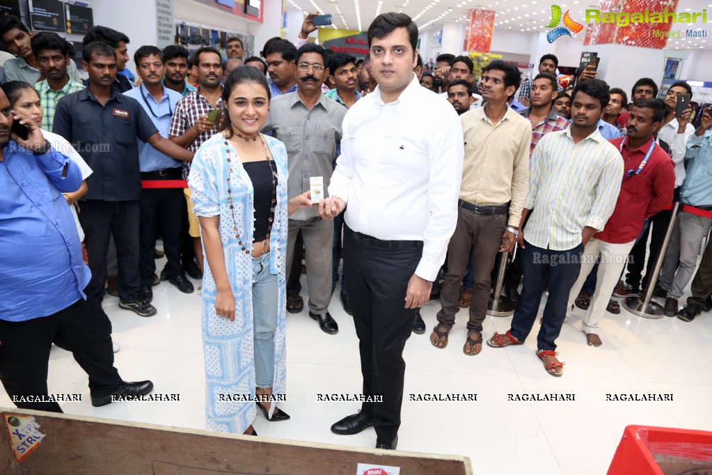 Shalini Pandey announces Bajaj Electronics Gold Hungama Lucky Winners at Forum Sujana Mall