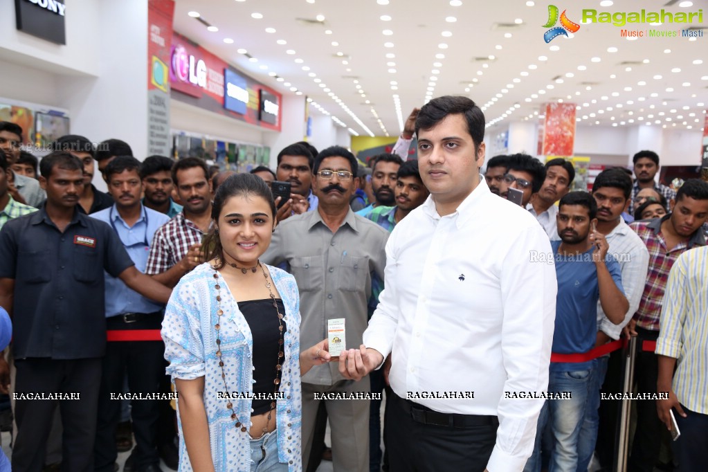 Shalini Pandey announces Bajaj Electronics Gold Hungama Lucky Winners at Forum Sujana Mall