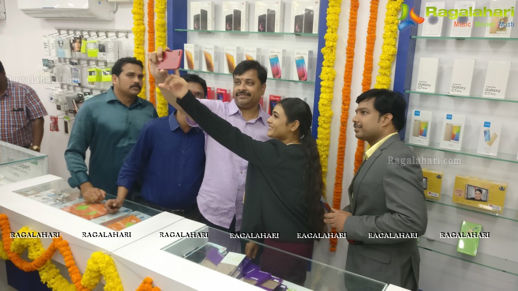 Shalini Pandey launches Cell Point at Vepagunta, Vizag