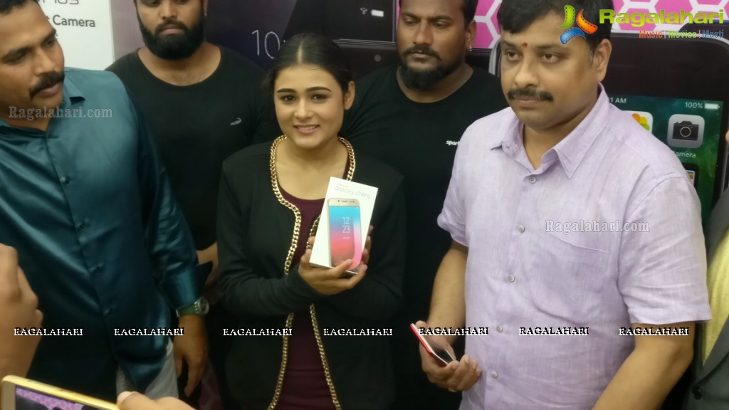 Shalini Pandey launches Cell Point at Vepagunta, Vizag