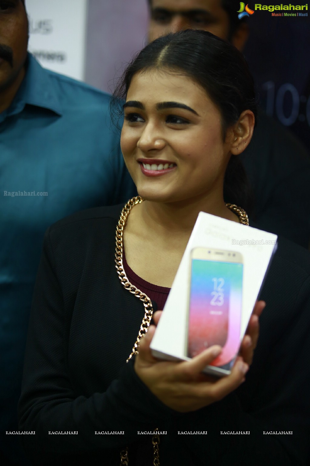 Shalini Pandey launches Cell Point at Vepagunta, Vizag