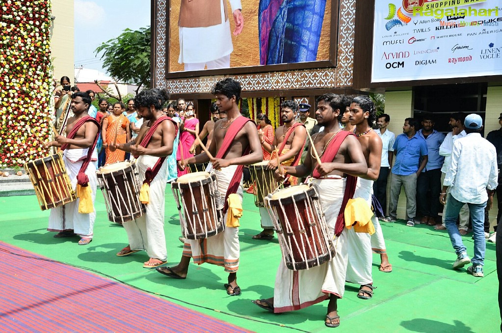 Naga Chaitanya-Kajal Aggarwal launches Chennai Shopping Mall at Kompally