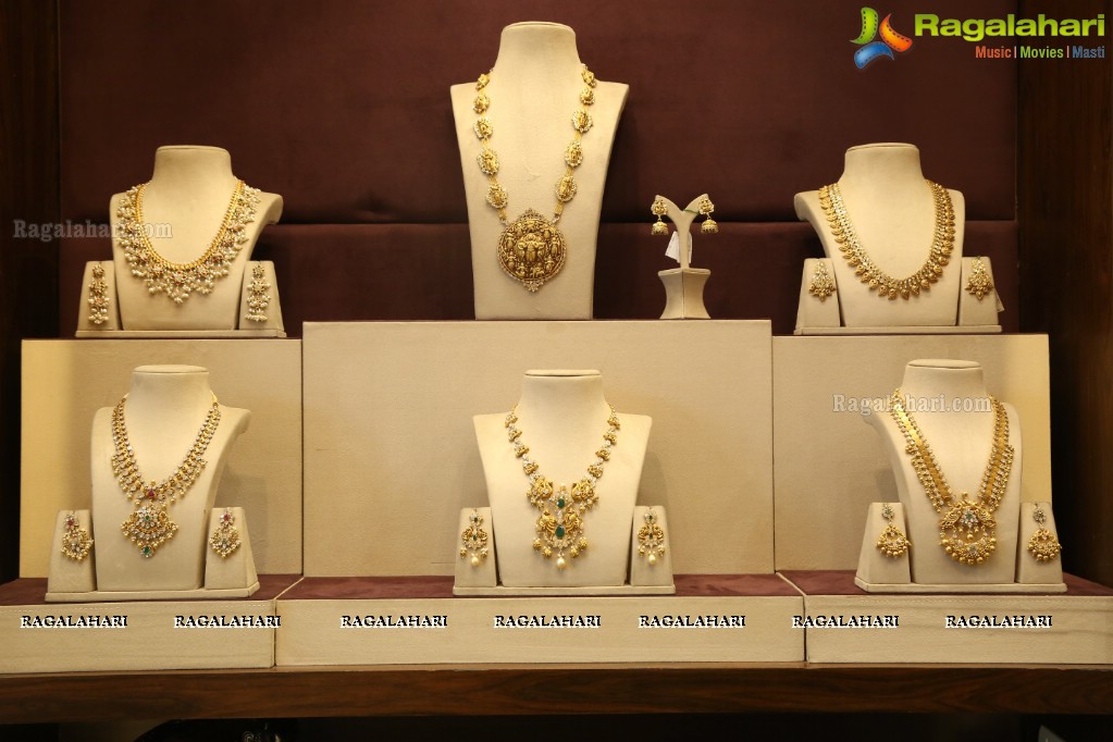 Sania Mirza unveils Season 3 of The Label Bazaar at Musaddilal Jewellers