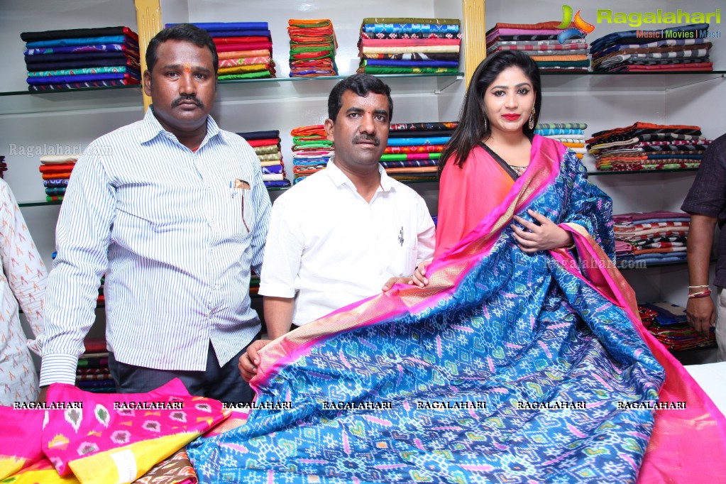 Madhulanga Das launches Pochampally IKAT Art Mela