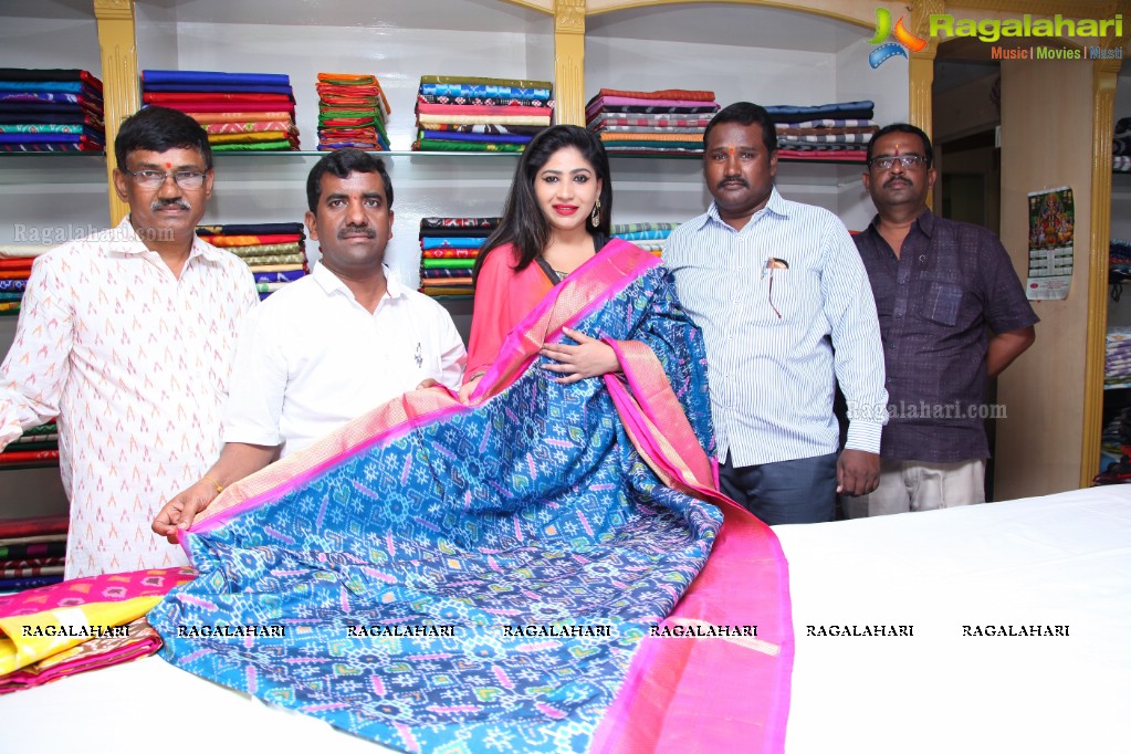 Madhulanga Das launches Pochampally IKAT Art Mela