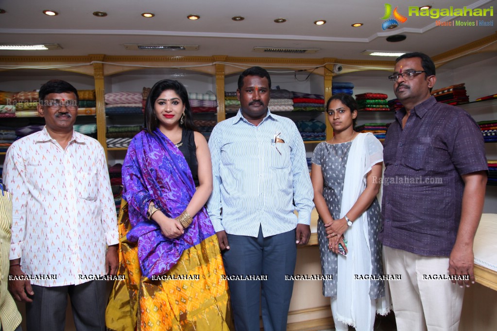 Madhulanga Das launches Pochampally IKAT Art Mela