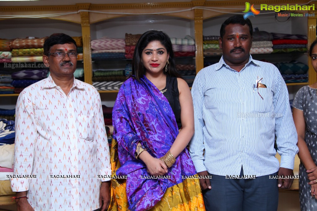 Madhulanga Das launches Pochampally IKAT Art Mela