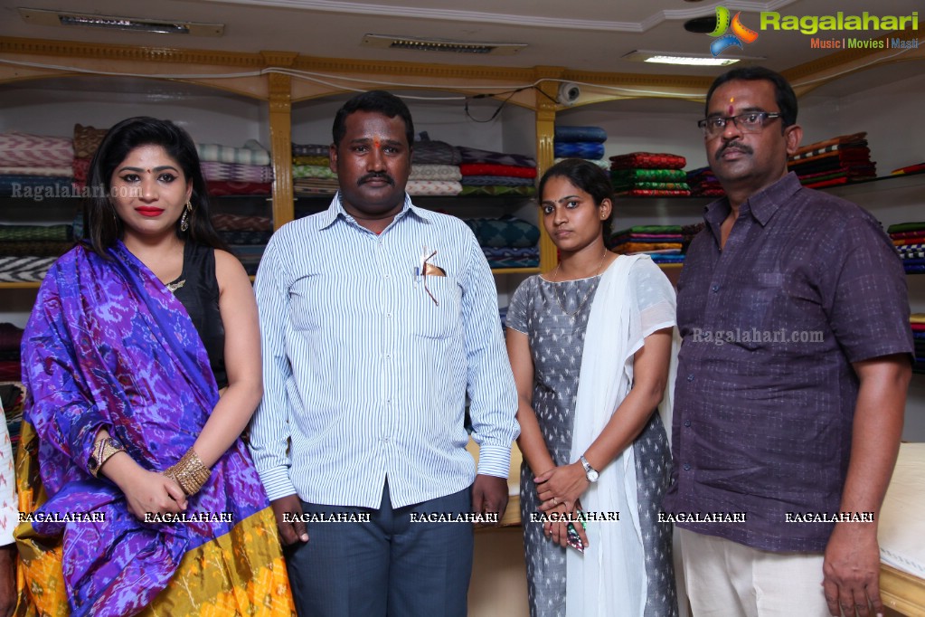 Madhulanga Das launches Pochampally IKAT Art Mela