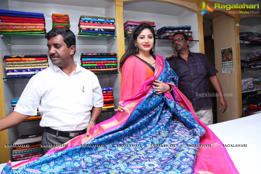 Madhulanga Das launches Pochampally IKAT Art Mela