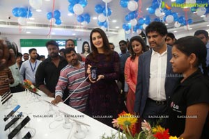 Raashi Khanna Big C Mobile Store