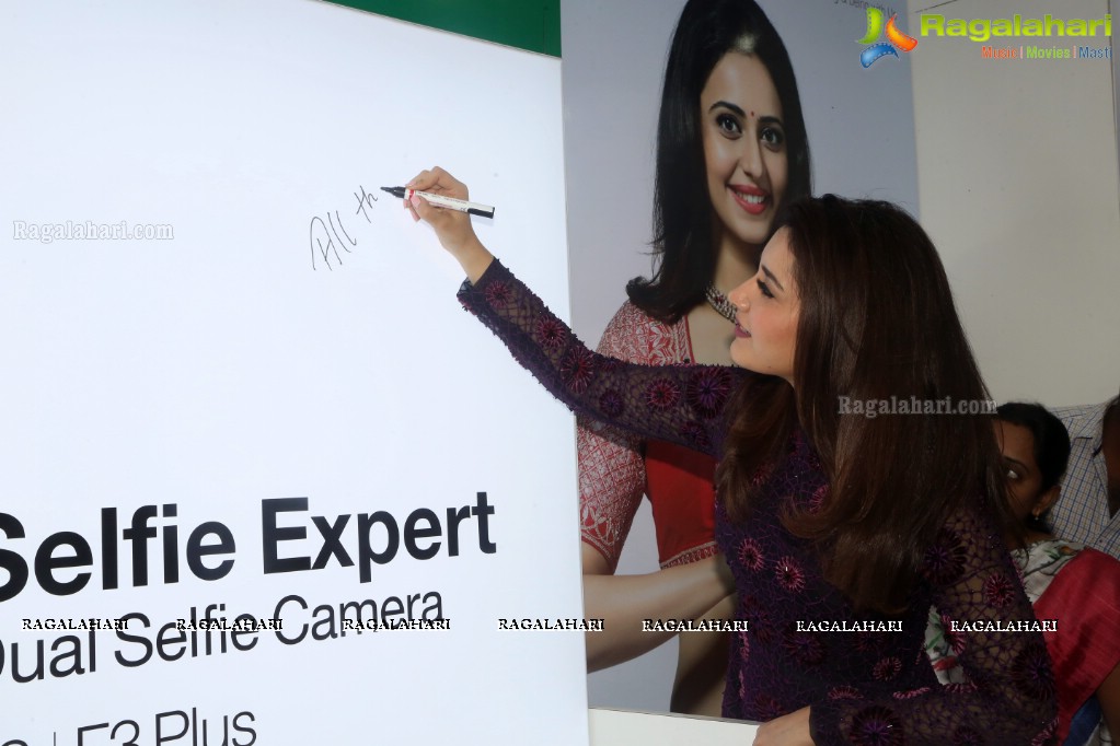 Raashi Khanna launches Big C Mobile Store at Kukatpally