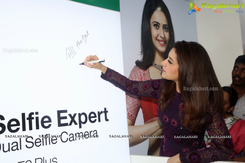 Raashi Khanna launches Big C Mobile Store at Kukatpally