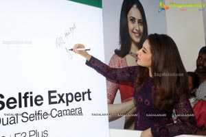 Raashi Khanna Big C Mobile Store