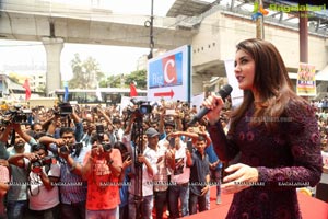 Raashi Khanna Big C Mobile Store