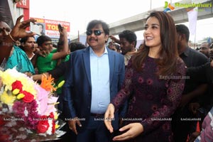 Raashi Khanna Big C Mobile Store