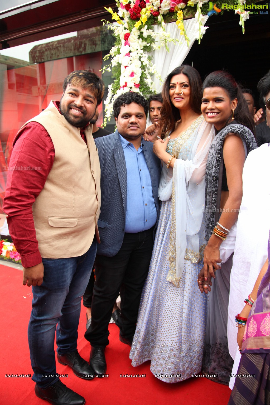 Sushmita Sen launches Sashi Vangapalli Store, Hyderabad