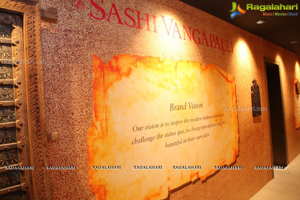 Sushmita Sen launches Sashi Vangapalli Store, Hyderabad